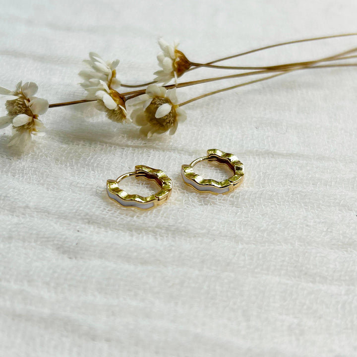 White/Gold Skinny Wavy Hoops KT583