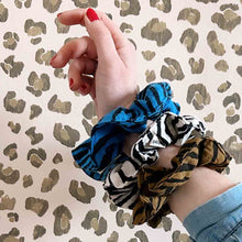 Load image into Gallery viewer, SCRUNCHIE ZEBROU TAPENADE