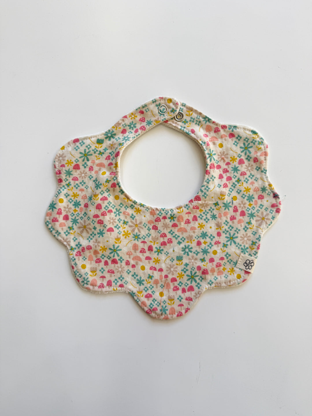 Baby scalloped bib SD326