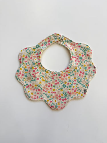 Baby scalloped bib SD326