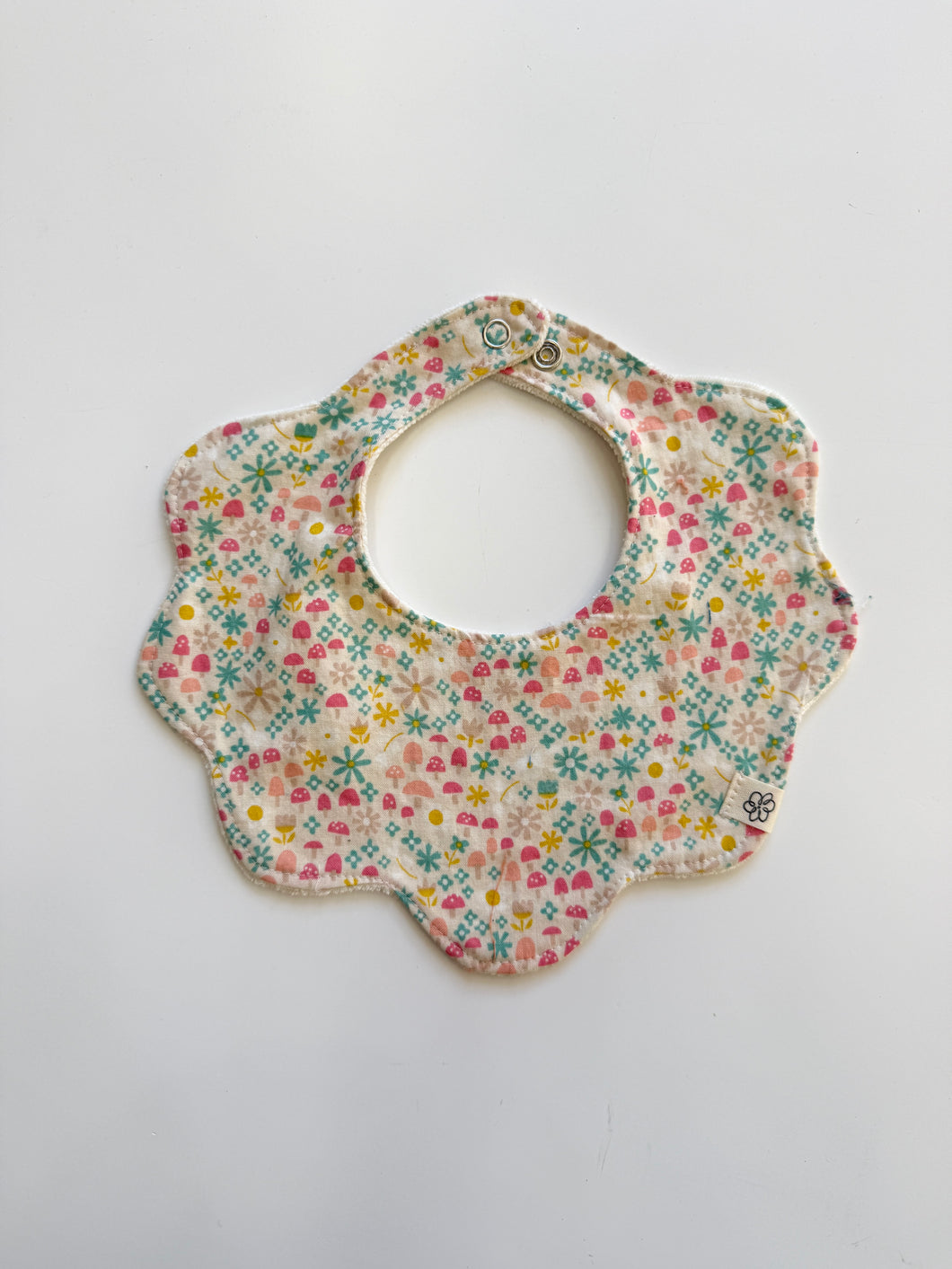 Baby scalloped bib SD326