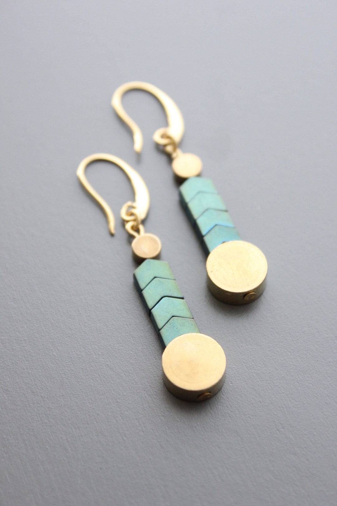 TDLE09 Green hematite and brass earrings
