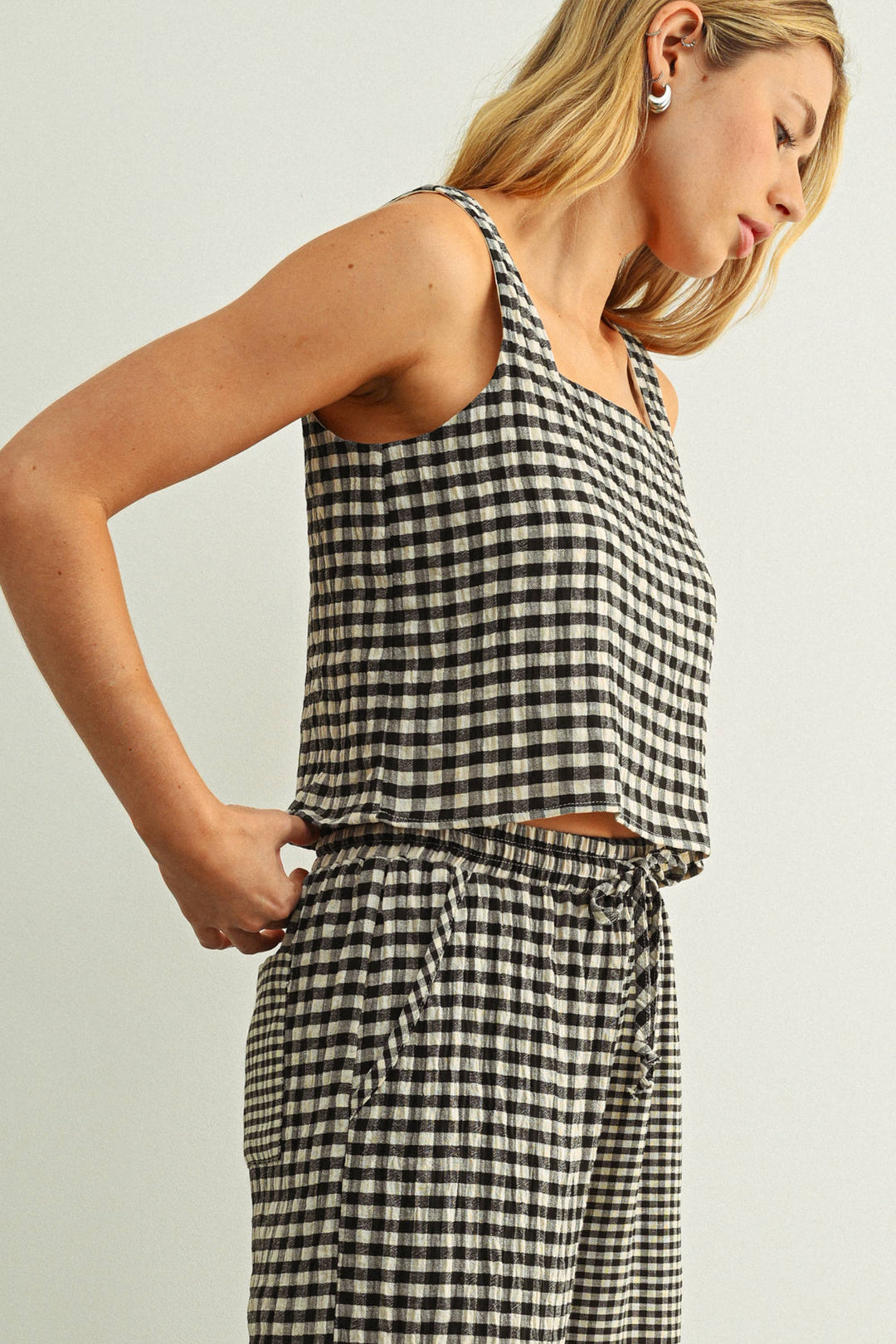 T6550ST   GINGHAM SQUARE NECK SLEEVELESS TOP