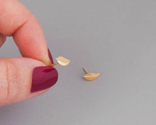 Load image into Gallery viewer, Leaf Stud Earrings