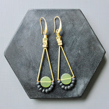 Load image into Gallery viewer, JLTE63 olivine glass geometric earrings