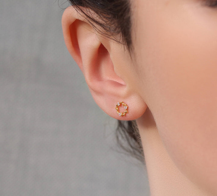 Gold Wreath Circle Stud Earrings SP587