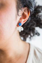 Load image into Gallery viewer, Snowdrop Earrings J345