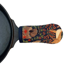 Load image into Gallery viewer, Forest Friends Cast Iron Handle Mitt CW22