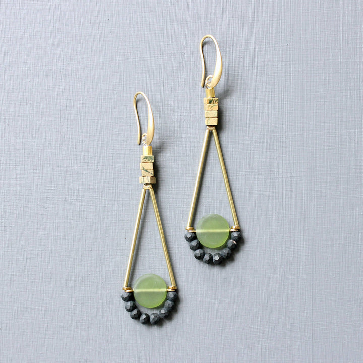 JLTE63 olivine glass geometric earrings