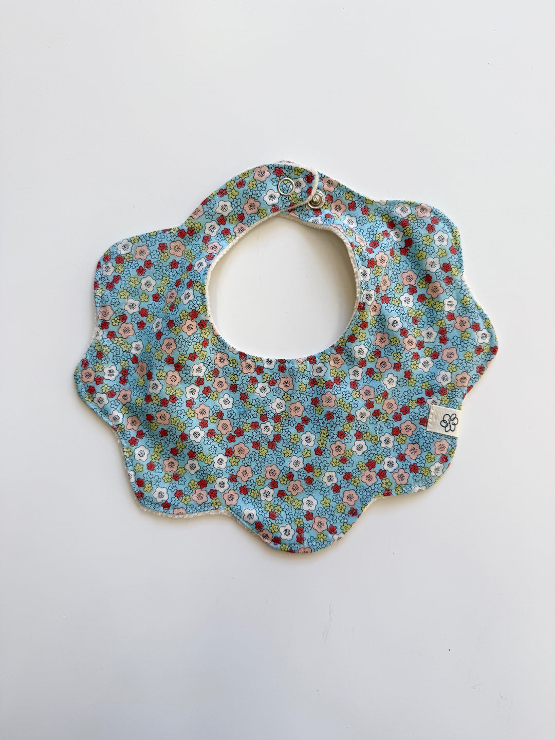 Baby scalloped bib SD325