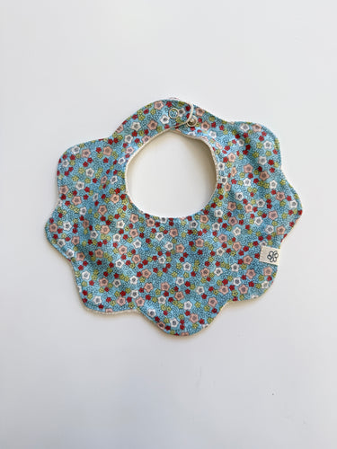 Baby scalloped bib SD325