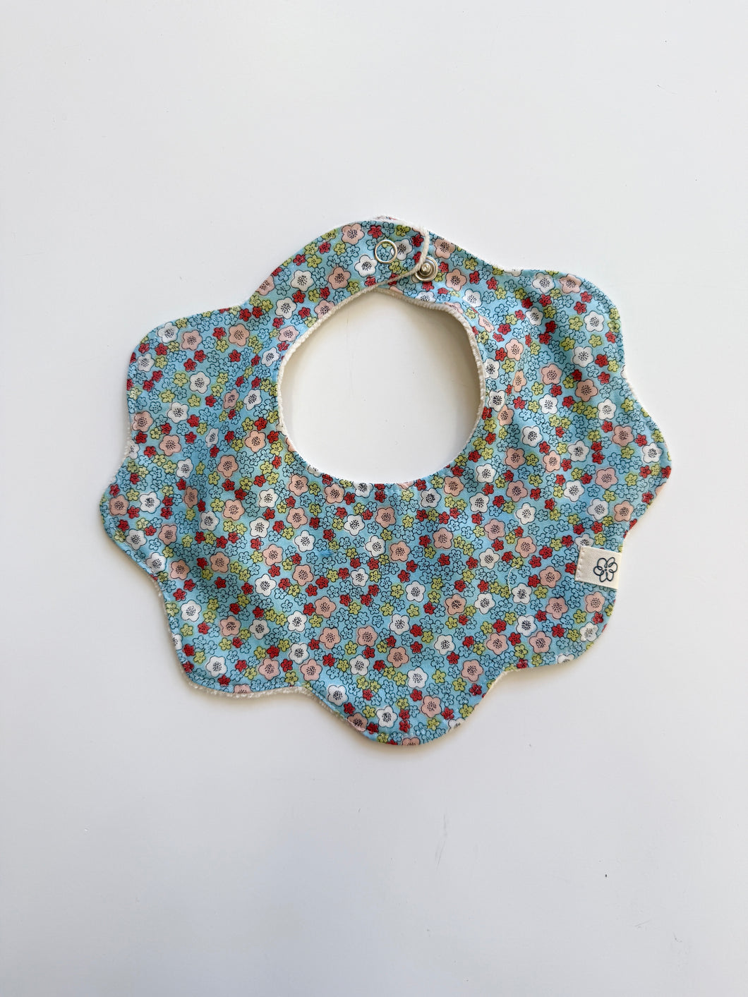 Baby scalloped bib SD325