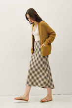 Load image into Gallery viewer, CHUNKY RIBBED KNIT RAW SEAM CARDIGAN