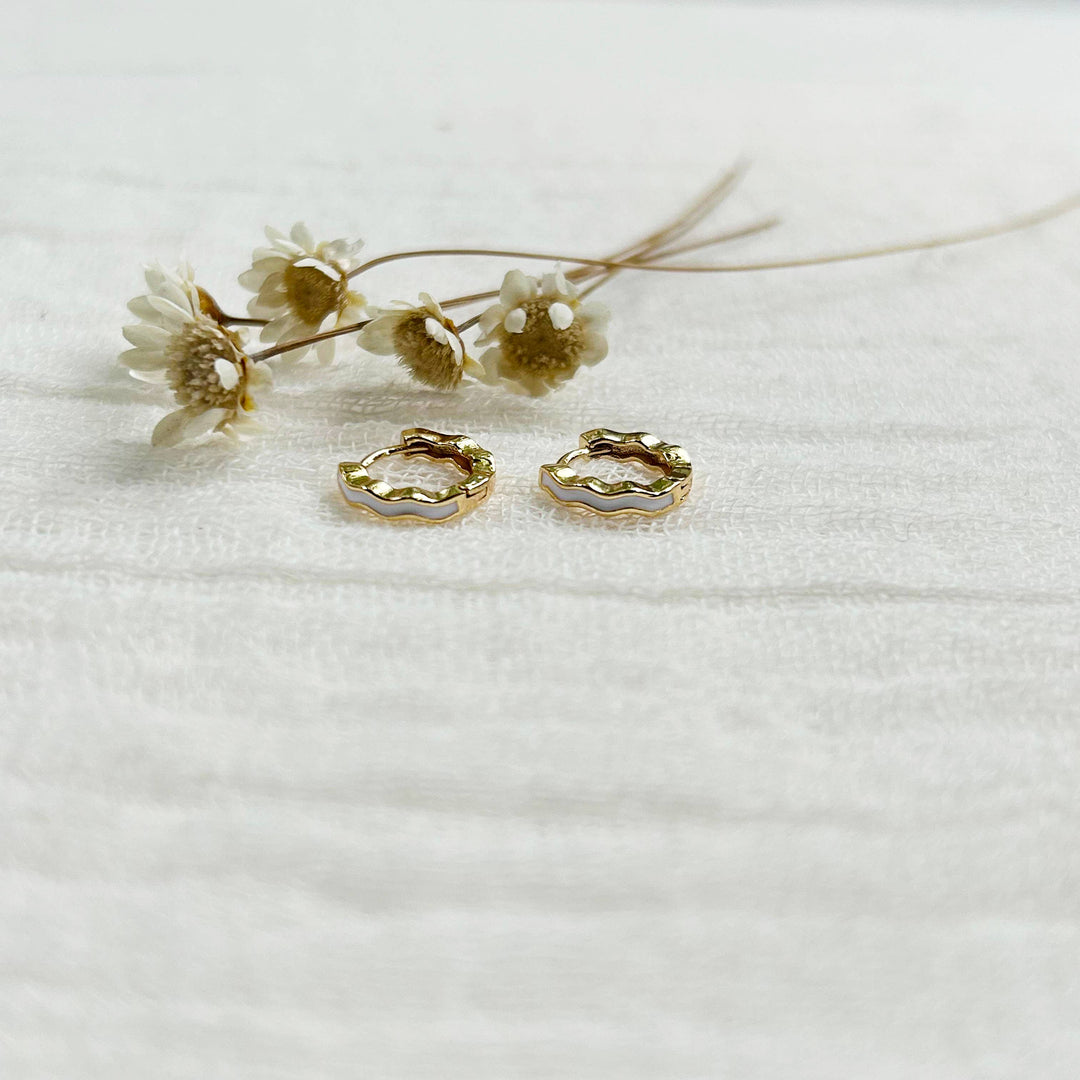 White/Gold Skinny Wavy Hoops KT583