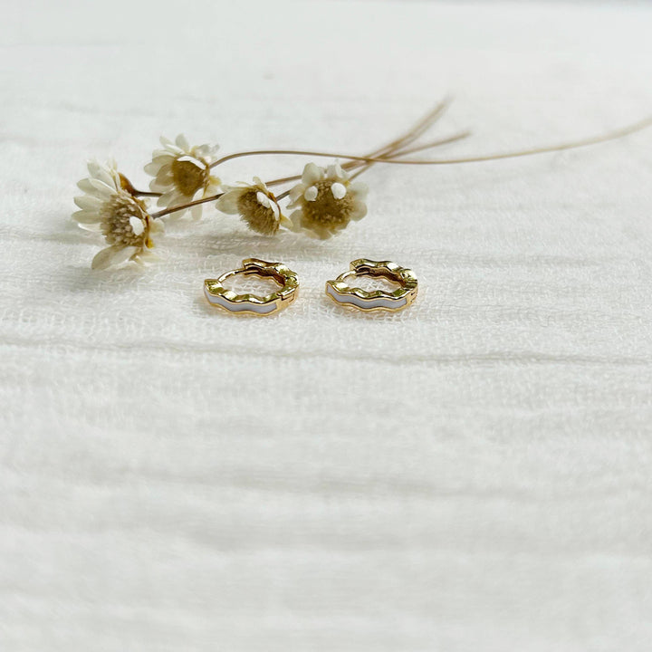 White/Gold Skinny Wavy Hoops KT583