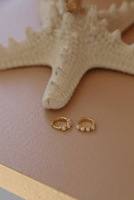 Load image into Gallery viewer, MINI PEARL HOOPS KW71