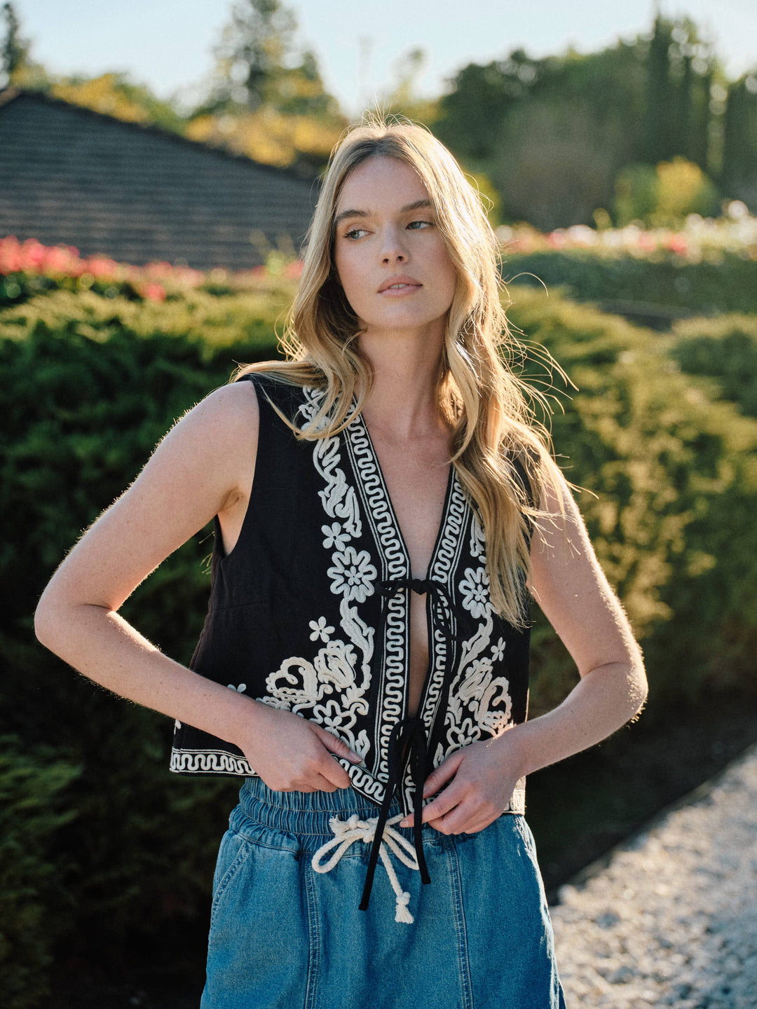 AA315 EMBROIDERED VEST JACKET WITH TIE