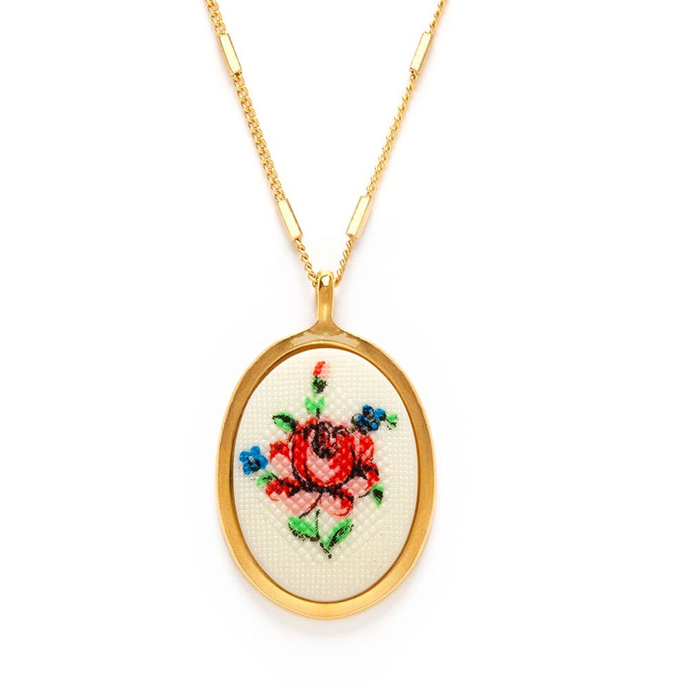 Needlepoint Pink Flower Vintage Cameo Necklace AM981
