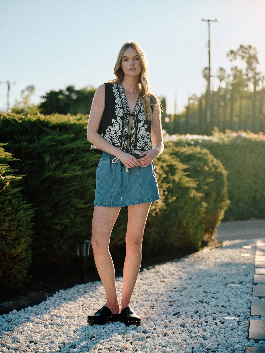 AA315 EMBROIDERED VEST JACKET WITH TIE