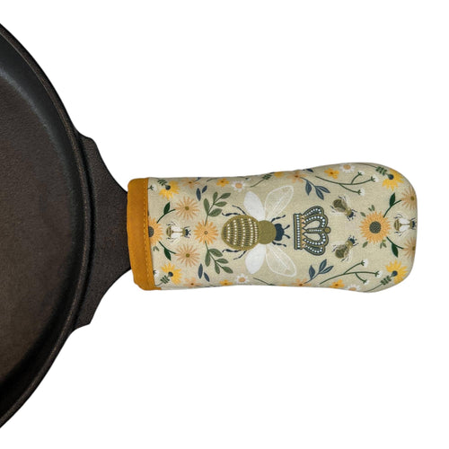 Queen Bee Cast Iron Handle Mitt CW34