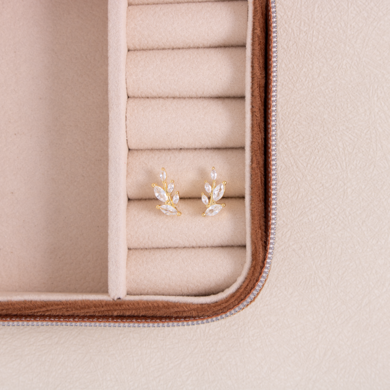 Leaf Studs On Velvet Gift Tag SP987