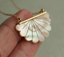 Load image into Gallery viewer, Mother of Pearl Scallop Necklace SP07