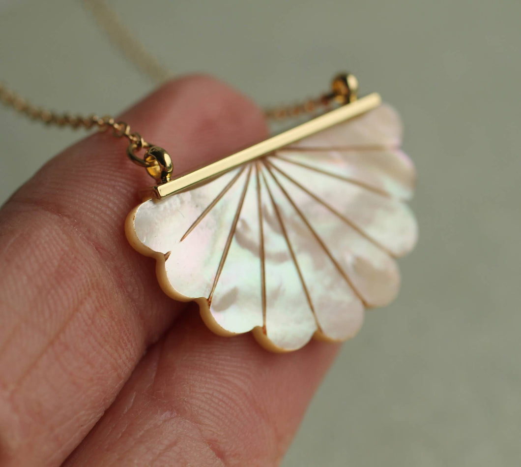 Mother of Pearl Scallop Necklace SP07