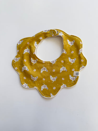 Baby scalloped bib SD323