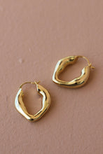 Load image into Gallery viewer, ORGANIC GOLD HOOPS KW87