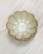 Load image into Gallery viewer, Flower Petal Pinch Bowl
