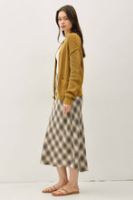 Load image into Gallery viewer, CHUNKY RIBBED KNIT RAW SEAM CARDIGAN