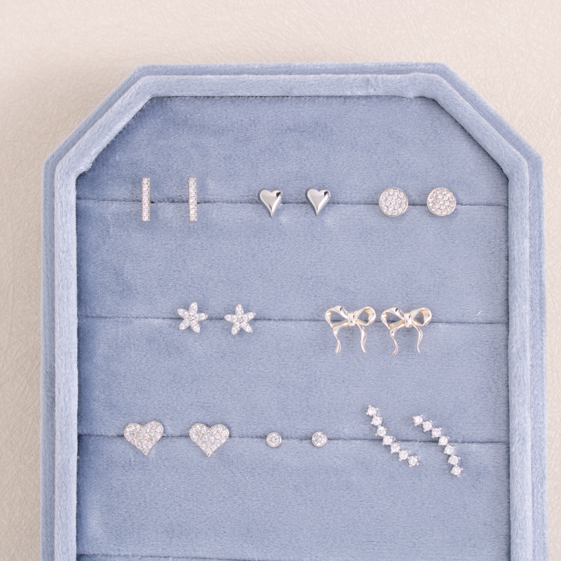 Pavé Flower Studs On Velvet Tag SP923