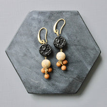 Load image into Gallery viewer, JLTE46 vintage black glass cluster earrings
