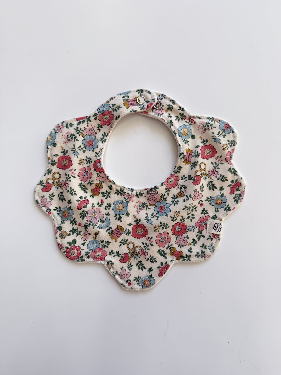 Baby scalloped bib SD324