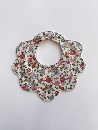 Baby scalloped bib SD324
