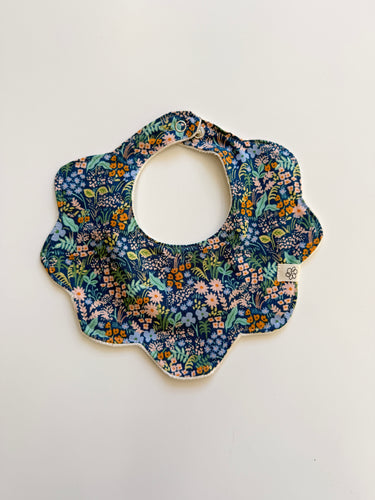 Baby scalloped bib SD321