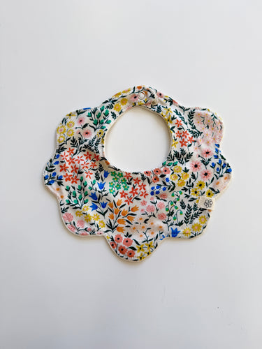 Baby scalloped bib SD322