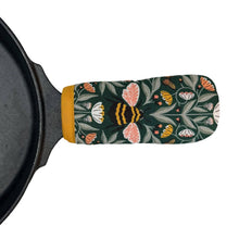 Load image into Gallery viewer, Bumble Bee Garden Cast Iron Skillet Mitt CW88