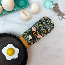 Load image into Gallery viewer, Bumble Bee Garden Cast Iron Skillet Mitt CW88