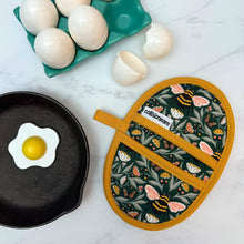 Load image into Gallery viewer, Bumble Bee Garden Mini Pincher Mitt CW88