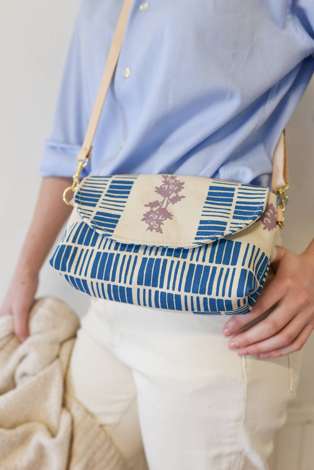 Libby Mini Crossbody Bag – Royal Geo Daisies EF678