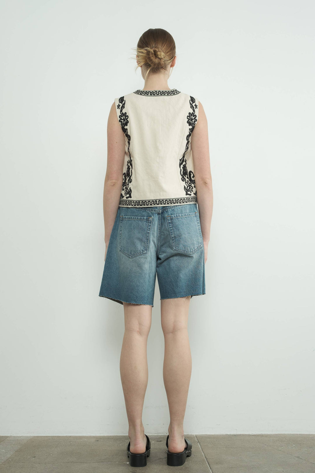 AA315 EMBROIDERED VEST JACKET WITH TIE
