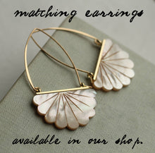 Load image into Gallery viewer, Mother of Pearl Scallop Necklace SP07