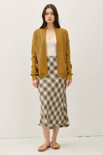 Load image into Gallery viewer, CHUNKY RIBBED KNIT RAW SEAM CARDIGAN
