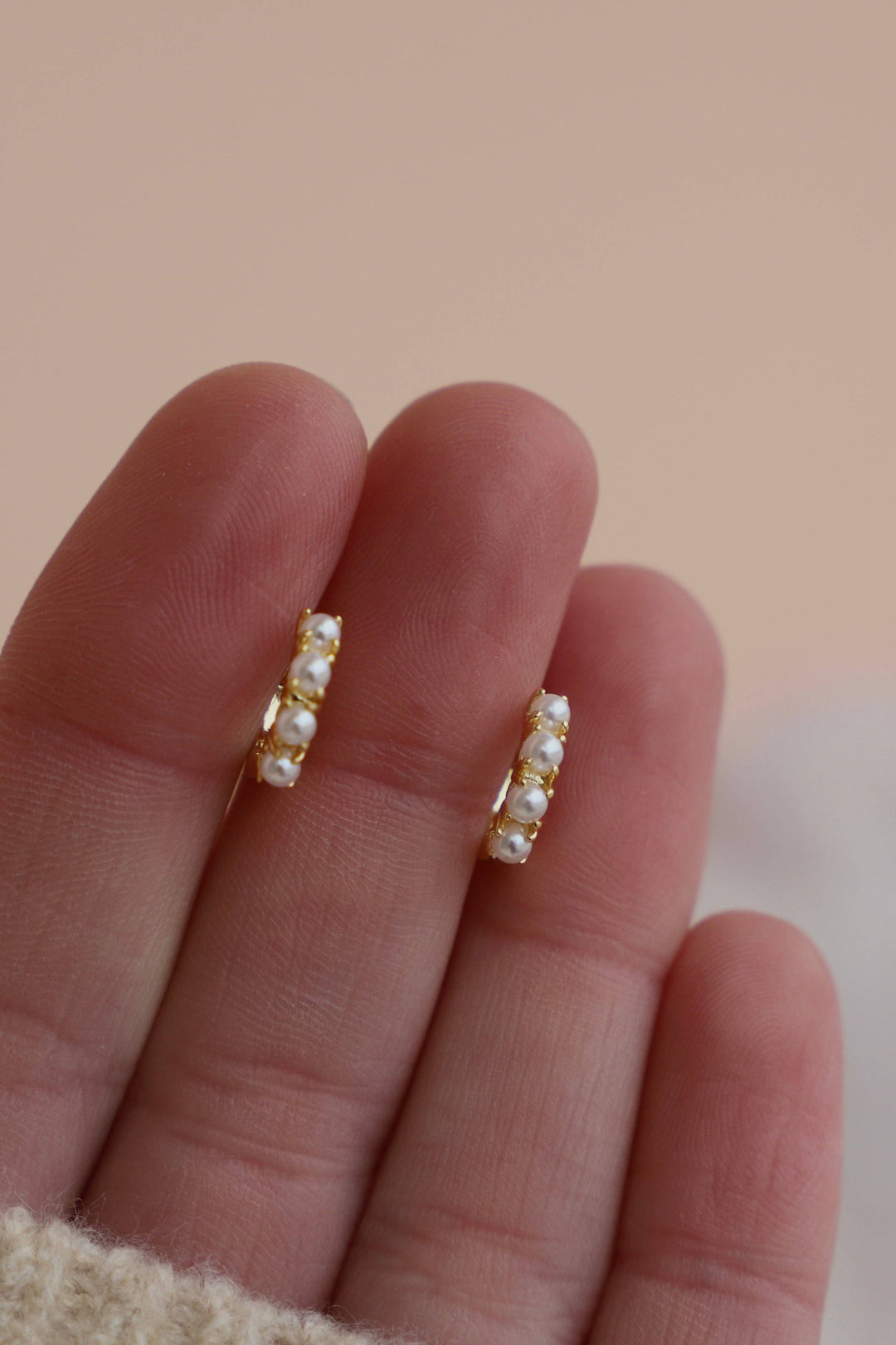MINI PEARL HOOPS KW71