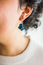 Load image into Gallery viewer, Flower Hoops J239