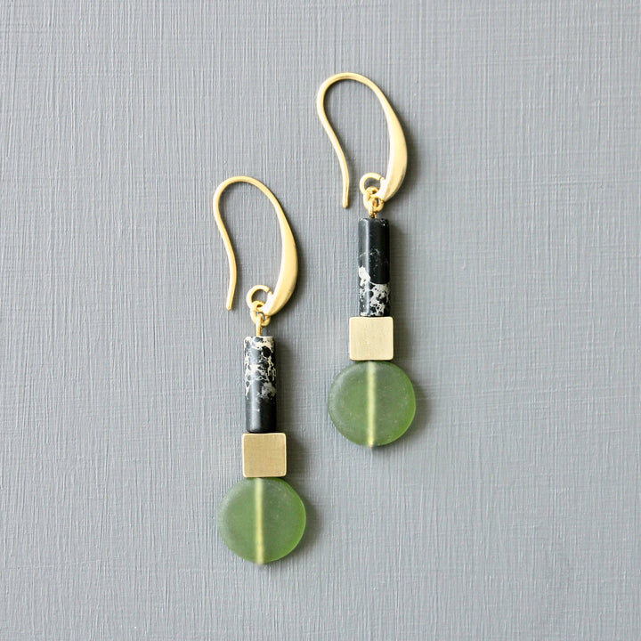 JLTE14 olivine glass geometric earrings