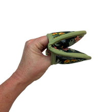 Load image into Gallery viewer, Botanical Blooms Mini Pincher Mitt CW89